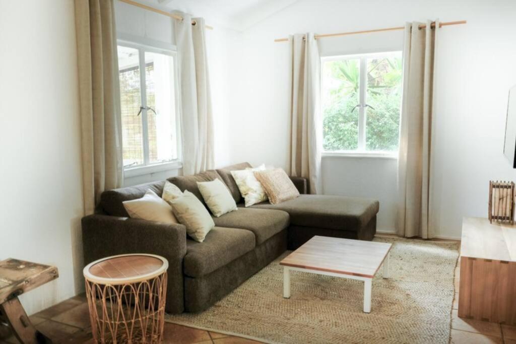 Coastal In Tamarin, Ac, Wi-fi, Walk To Everything In Holiday home Tamarin