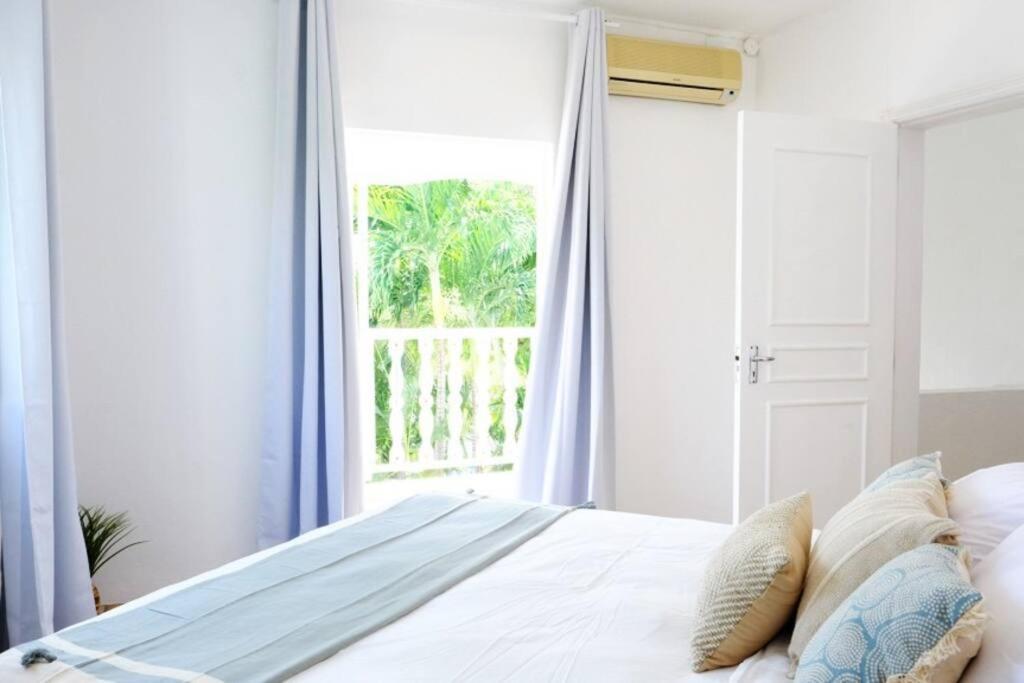 Coastal In Tamarin, Ac, Wi-fi, Walk To Everything In Holiday home