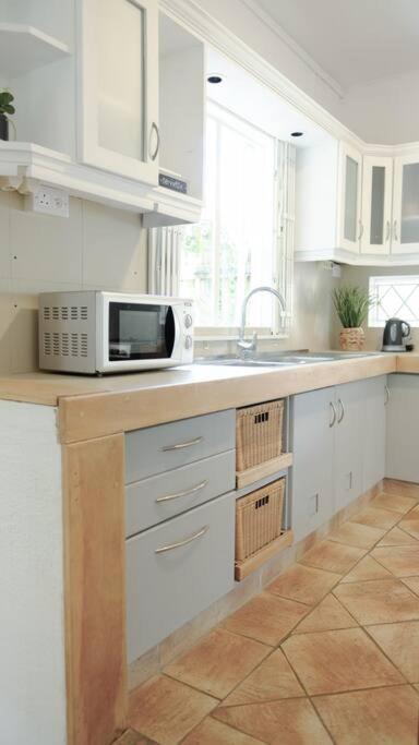 Coastal In Tamarin, Ac, Wi-fi, Walk To Everything In Holiday home