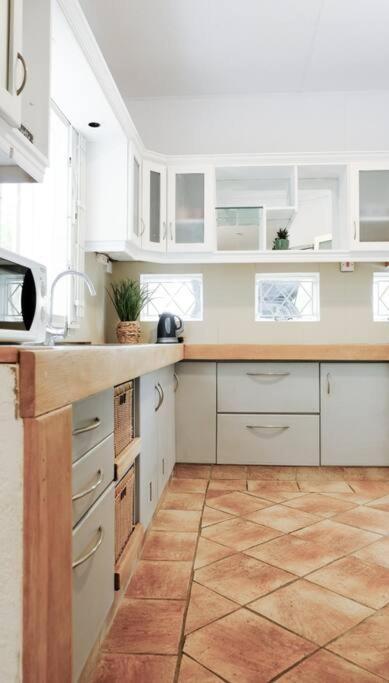 Holiday home Coastal In Tamarin, Ac, Wi-fi, Walk To Everything In