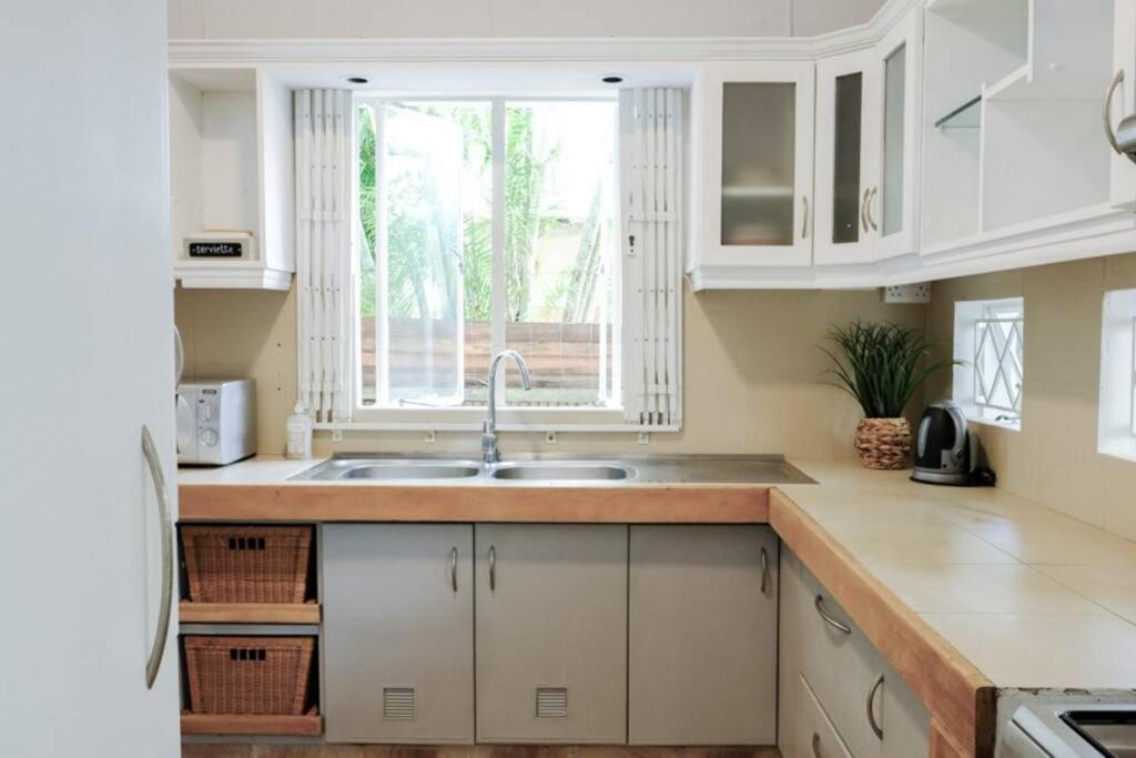 Holiday home Coastal In Tamarin, Ac, Wi-fi, Walk To Everything In *